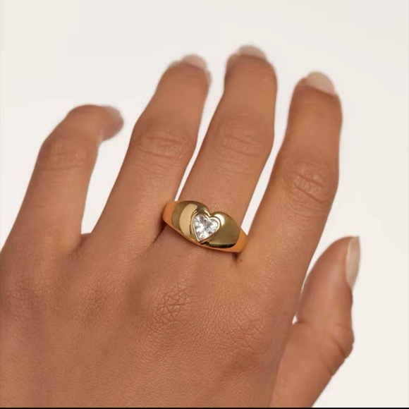 NWOT Bold ring with heart-shaped zirconia in gold - Picture 4 of 6
